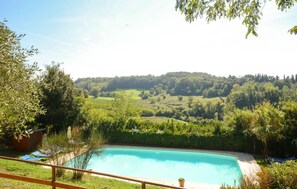 A swimming pool with a view of a forested hillside. - 1 bedroom amazing home in Poggibonsi (Poggibonsi)