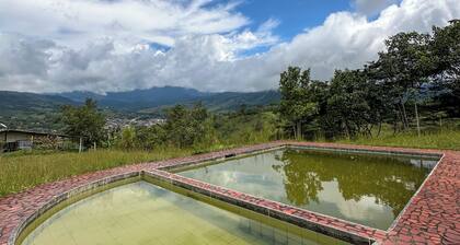 A cabin nestled among the mountains, birds, and a magical view in El Queremal