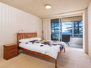 Room - Directly across the road from Burleigh Beach (Gold Coast)