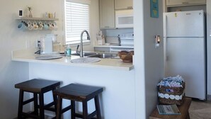 Unclassified image, 2 of 15, button - Kapaa Beachside Getaway - 2 Queens, Full Kitchen, 3 Resort Pools (Kapaʻa)