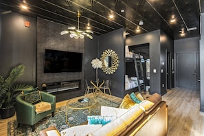 Welcome to Starlet 105! - Starlet 105 ~ New Listing ~ Rooftop Lounge ~ Mins to Downtown ~ Onsite Gym ~ 3 Beds ~ Parking ~ WiFi (Nashville)