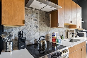 Modern Kitchen with Everything You Need - Starlet 105 ~ New Listing ~ Rooftop Lounge ~ Mins to Downtown ~ Onsite Gym ~ 3 Beds ~ Parking ~ WiFi (Nashville)