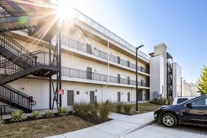 Welcome to your home away from home! - Starlet 105 ~ New Listing ~ Rooftop Lounge ~ Mins to Downtown ~ Onsite Gym ~ 3 Beds ~ Parking ~ WiFi (Nashville)