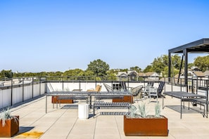 Your Nashville Rooftop Retreat - Starlet 105 ~ New Listing ~ Rooftop Lounge ~ Mins to Downtown ~ Onsite Gym ~ 3 Beds ~ Parking ~ WiFi (Nashville)