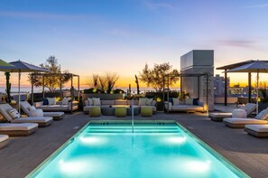 A rooftop pool area with lounge chairs, a pool, and a view of the sunset. - Pearl Coast' One Acre Rooftop Pool Gym Sauna Walk To Santa Monica Beach and Pier (Santa Monica)