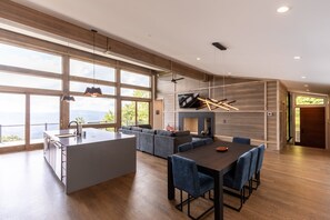 Interior - Modern Almost Heaven - View of Grandfather Mtn, Dogs Welcome, Hot tub, Fire Pit (Boone)