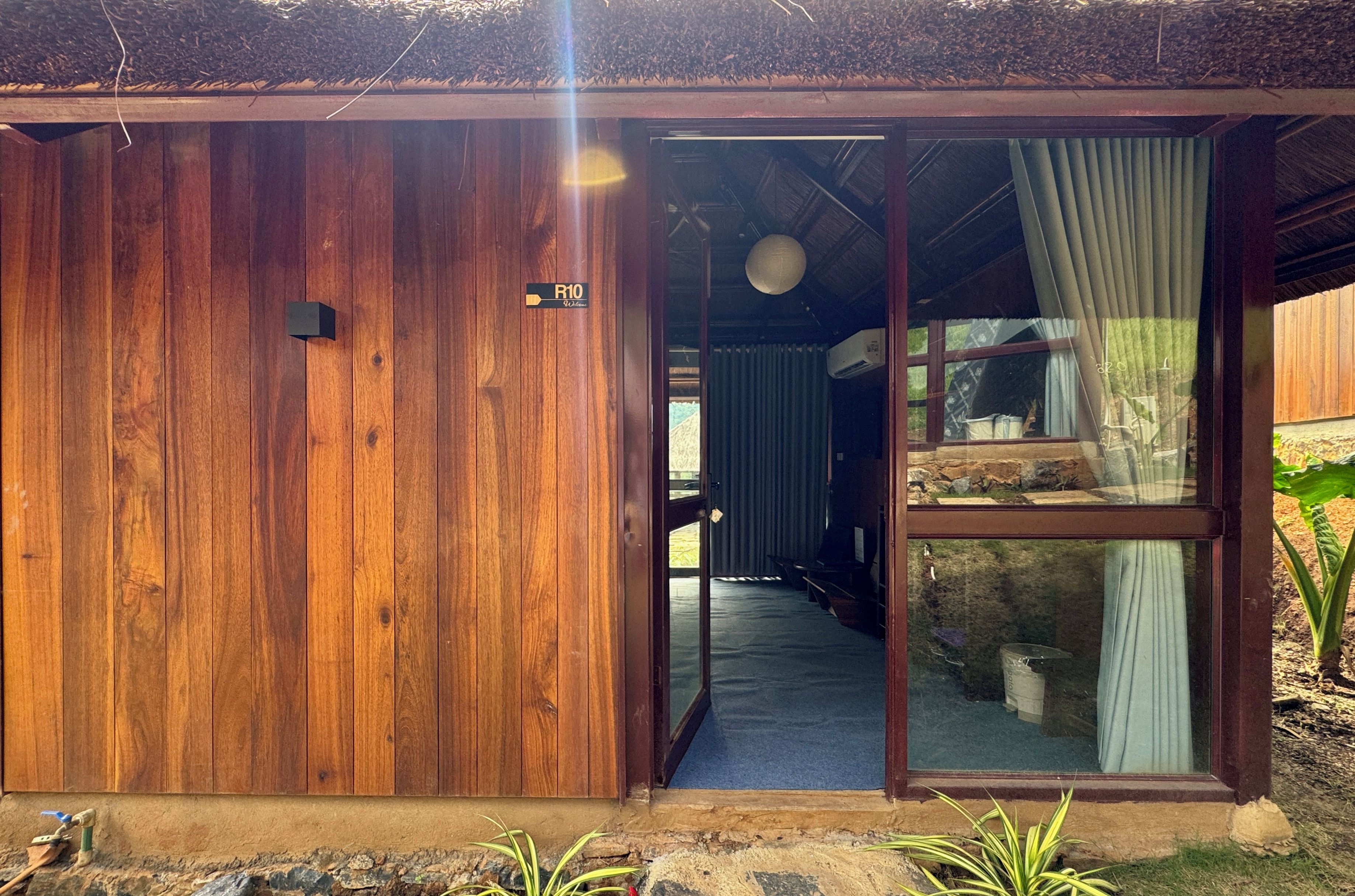 Un bâtiment en bois sur lequel est apposée une enseigne indiquant « R10, bienvenue ».