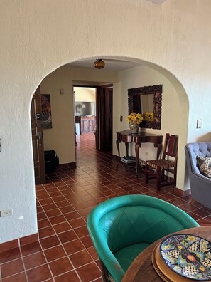 A living room with a teal sofa, a wooden coffee table, and a decorative plate. - Wonderful 2-bedroom house with AC in San José del Cabo (San José del Cabo)