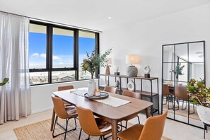Dining - Luxe Oceanview Apartment in Palm Beach (Gold Coast)