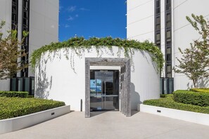 Exterior detail - Luxe Oceanview Apartment in Palm Beach (Gold Coast)