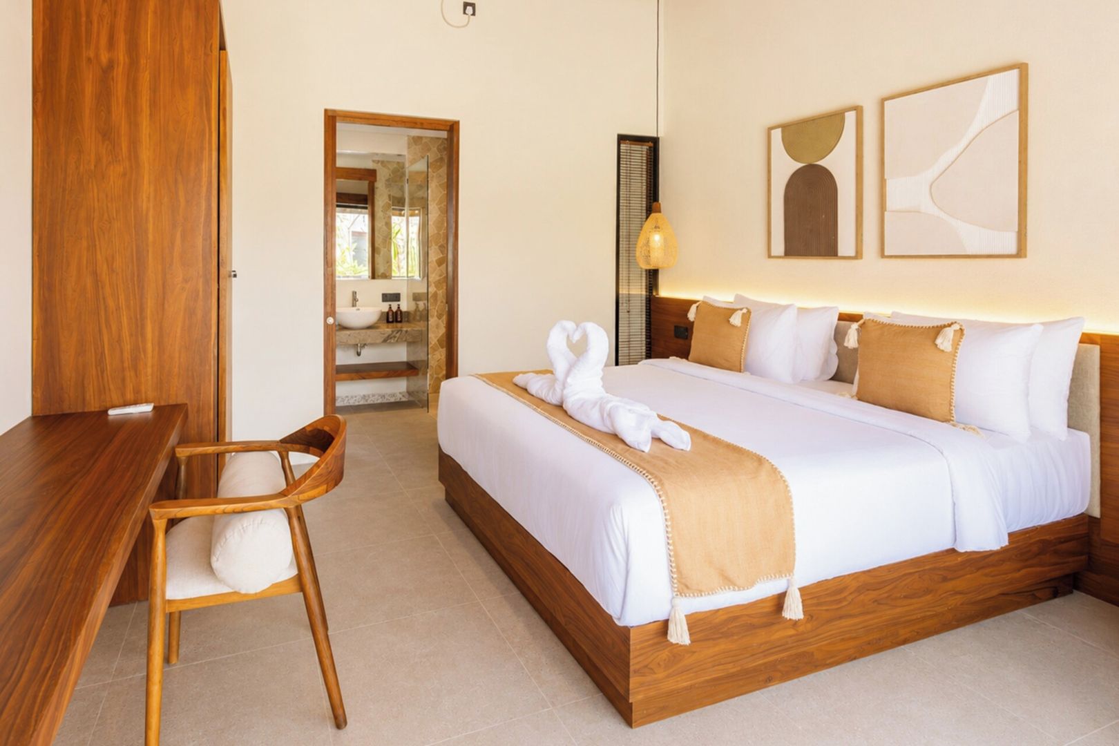 Een hotelkamer met een houten bed, een bureau en een stoel.
