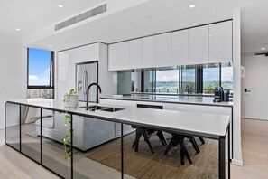 Private kitchen - Palm Beach Luxury Apartment with Hinterland Views (Gold Coast)
