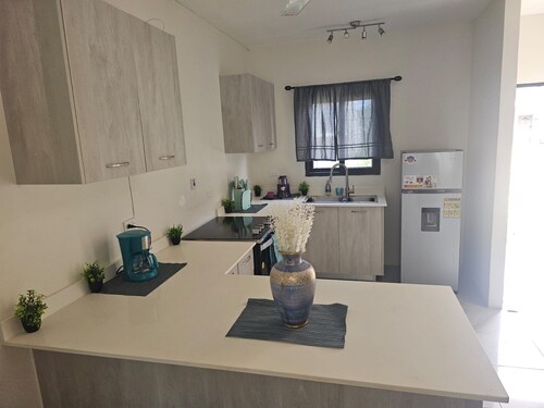 Beautiful 2-bedroom house with AC in Discovery Bay