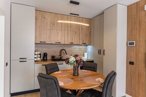 Dining - Alpenglow Chalet w. Smart TV (Brașov)