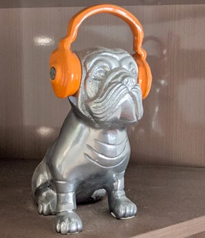 A metallic sculpture of a bulldog with orange headphones. - Sunseeker Studio - Ground Floor Apt (Noosa Heads)
