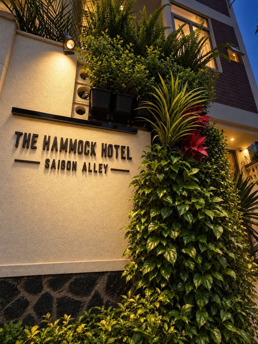 Het uiterlijk van The Hammock Hotel, met een bord dat de locatie aangeeft in Saigon Alley.