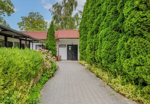 A pathway leading to a building with a sign reading 'STOLOOWKA'. - Ale Fale Trzęsacz Apartment #1 (Trzęsacz)