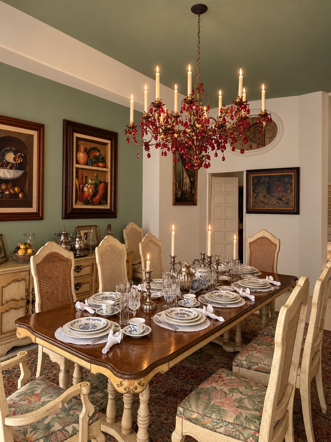 Un comedor con una larga mesa dispuesta para una comida, rodeada de sillas tapizadas.