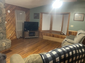 Unclassified image, 4 of 13, button - Cozy 3-bedroom home in welcoming Robbinsville, NC. (Robbinsville)