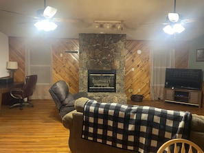 Unclassified image, 2 of 13, button - Cozy 3-bedroom home in welcoming Robbinsville, NC. (Robbinsville)