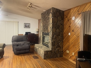 Unclassified image, 3 of 13, button - Cozy 3-bedroom home in welcoming Robbinsville, NC. (Robbinsville)