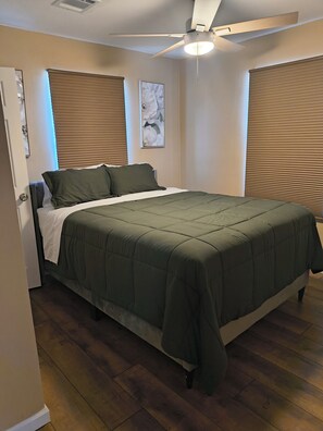 A bedroom with a bed, a ceiling fan, and a window with blinds. - Furnished 2BR/2BA Houston Home - Gated Parking (Houston)