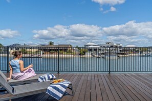 Una terrassa amb vista a una marina, incloent vaixells i edificis.