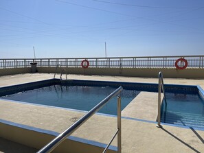 A swimming pool with a metal ladder and a safety railing. - Beachfront duplex1 Bedroom Marbella (Marbella)
