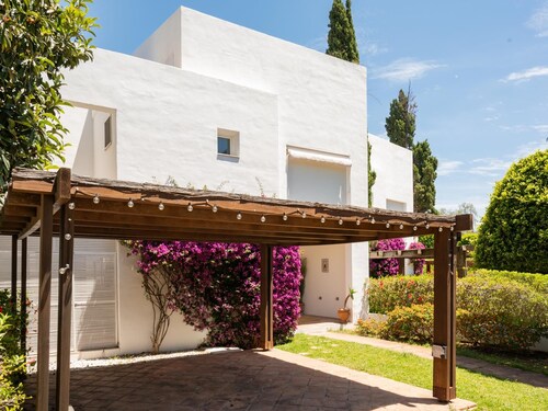 Luxury Golf & Beach Villa in Guadalmina Baja • Pool