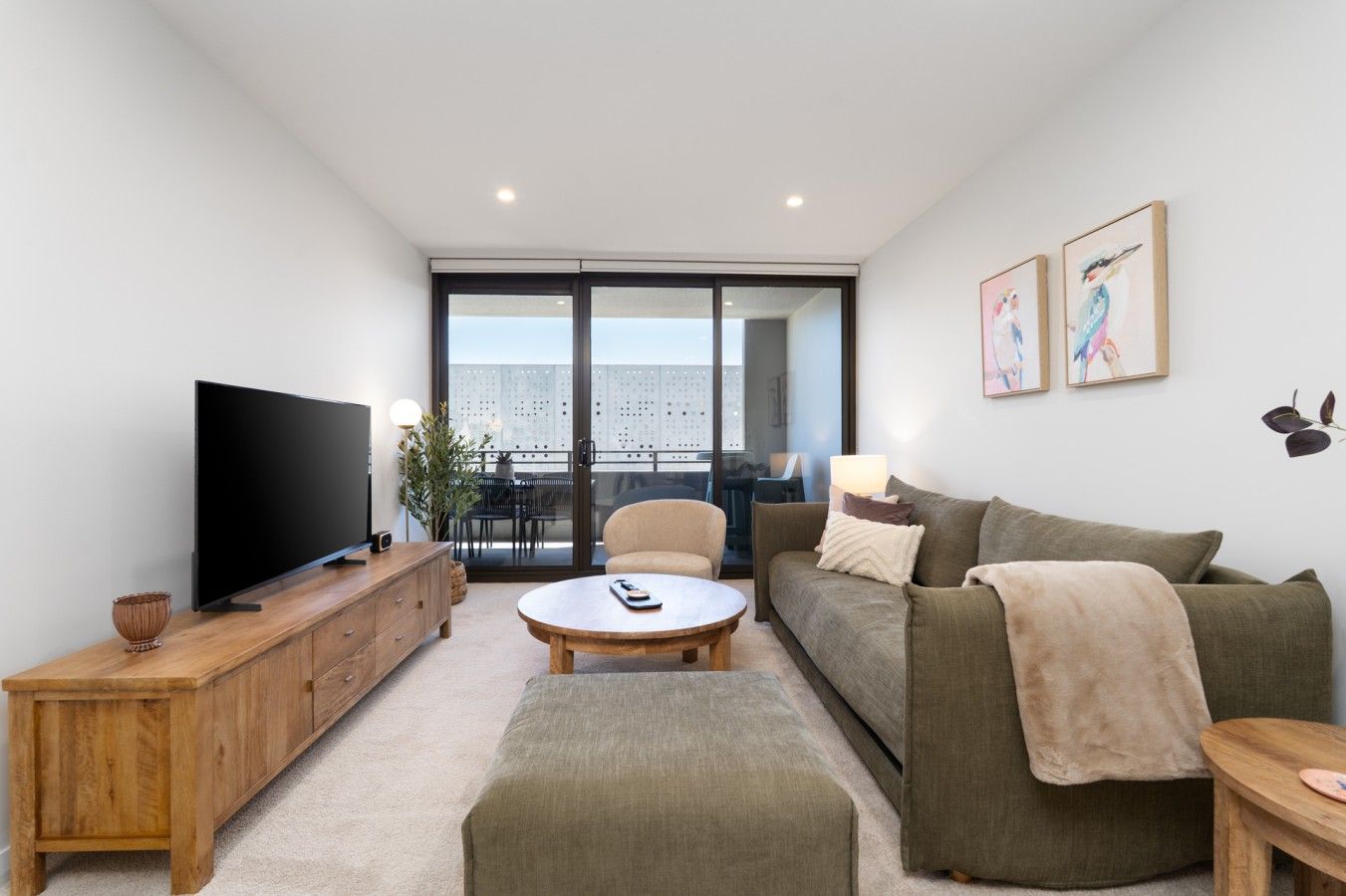 A welcoming living area with comfortable seating, a television and beautiful natural light, ideal for unwinding after a day of exploring.