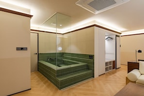 A modern bathroom with a green-tiled jacuzzi, a walk-in closet, and a wooden floor. - Mansion Bridge Cheonan (Cheonan)