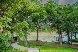 A park with a lake, pathways, and trees. - Red Barn Lake House-Lake McQueeney (Seguin)