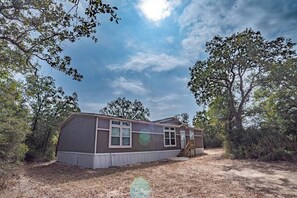 Een laag huis met een puntgevel, een veranda en een kleine trap naar de ingang.