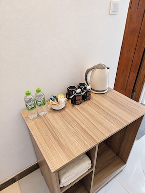 A small wooden table with a kettle, cups, and snacks. - Ruhe Trail Ella (Ella)