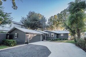 Ein Wohnhaus mit Garage, überdachter Auffahrt und gepflegtem Rasen.