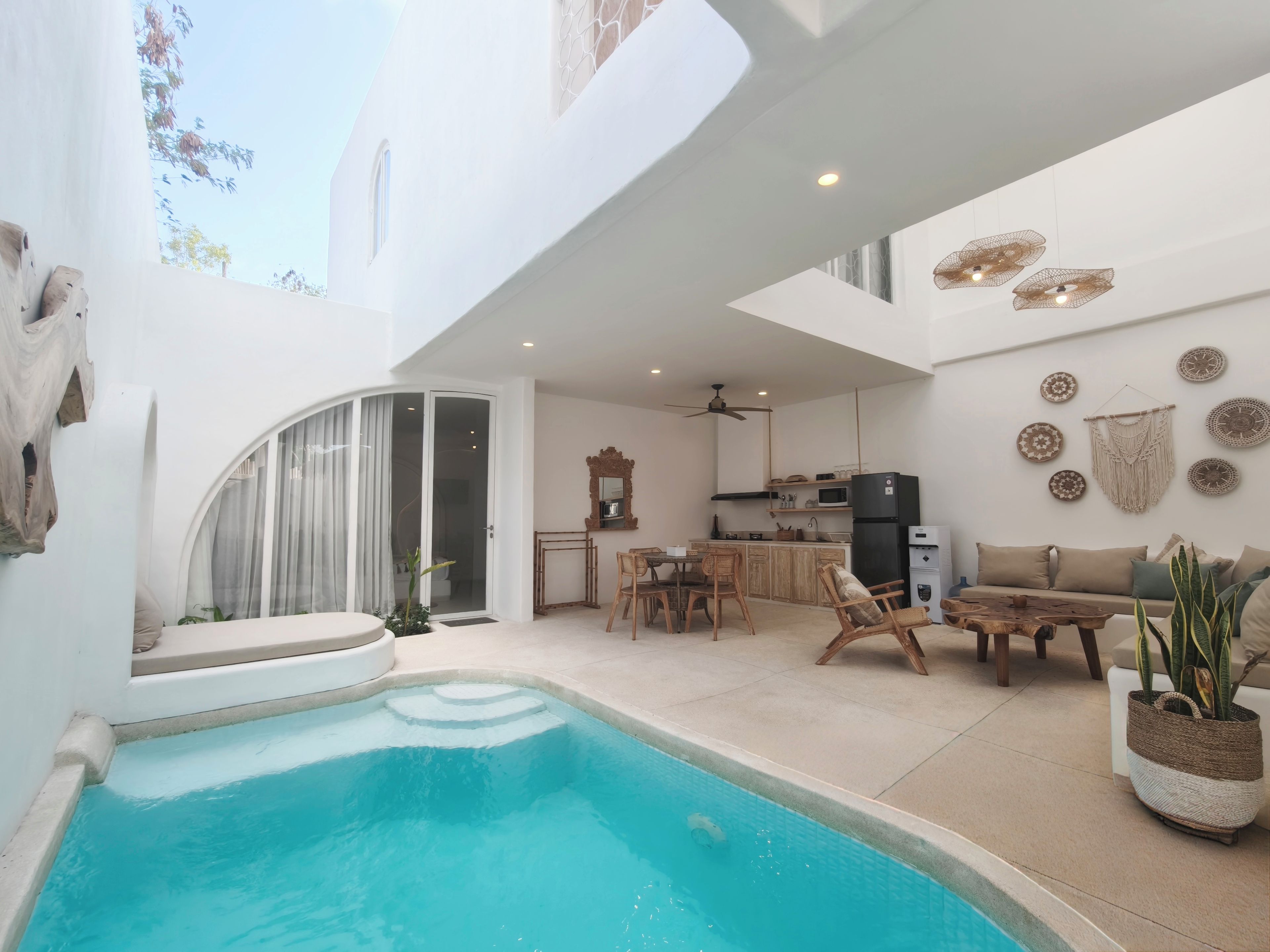 Un interior moderno con piscina, comedor y cocina.