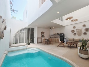 Un interior moderno con piscina, comedor y cocina.