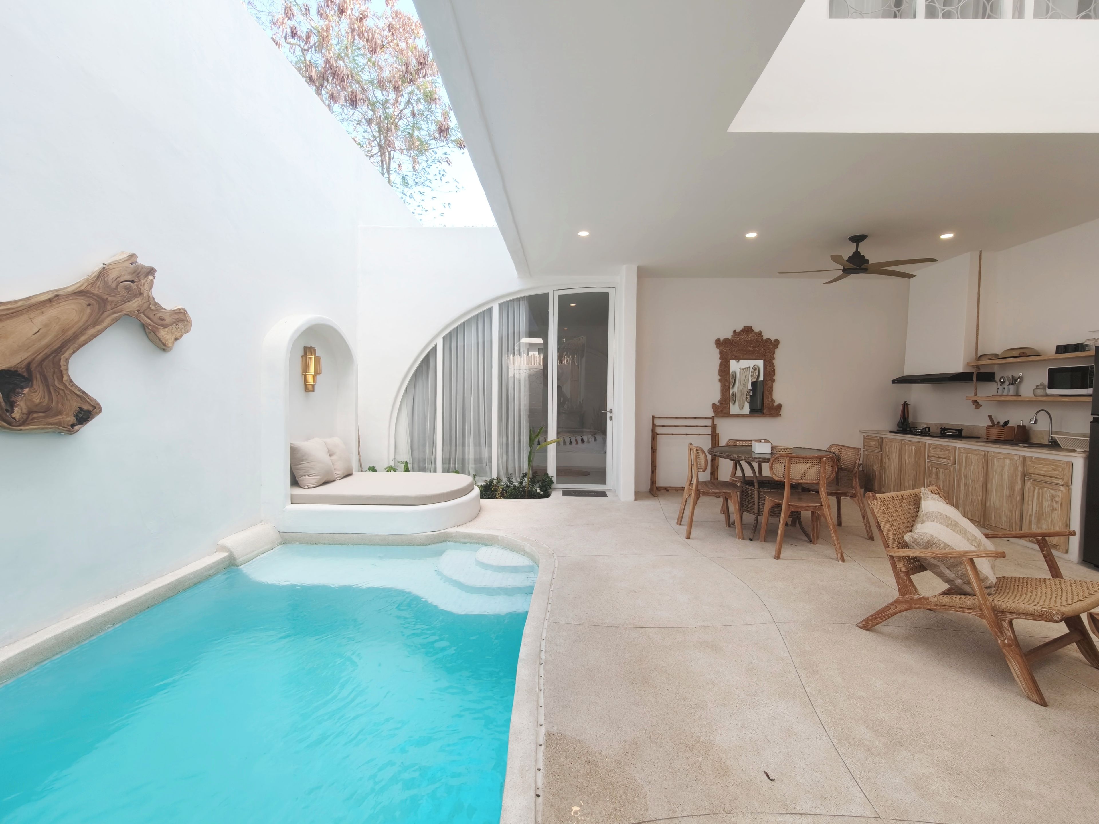 Ein modernes Interieur mit Schwimmbad, Essbereich und Küche.