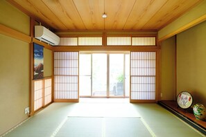 A traditional Japanese room with tatami flooring, sliding doors, and a view of the outdoors. - Convenient access to Kamakura, Hakone, and Yokohama! A 3-minute walk from Hiratsuka Station / A traditional Japanese house with a garden and free parking (hiratsuka yaezakityou)