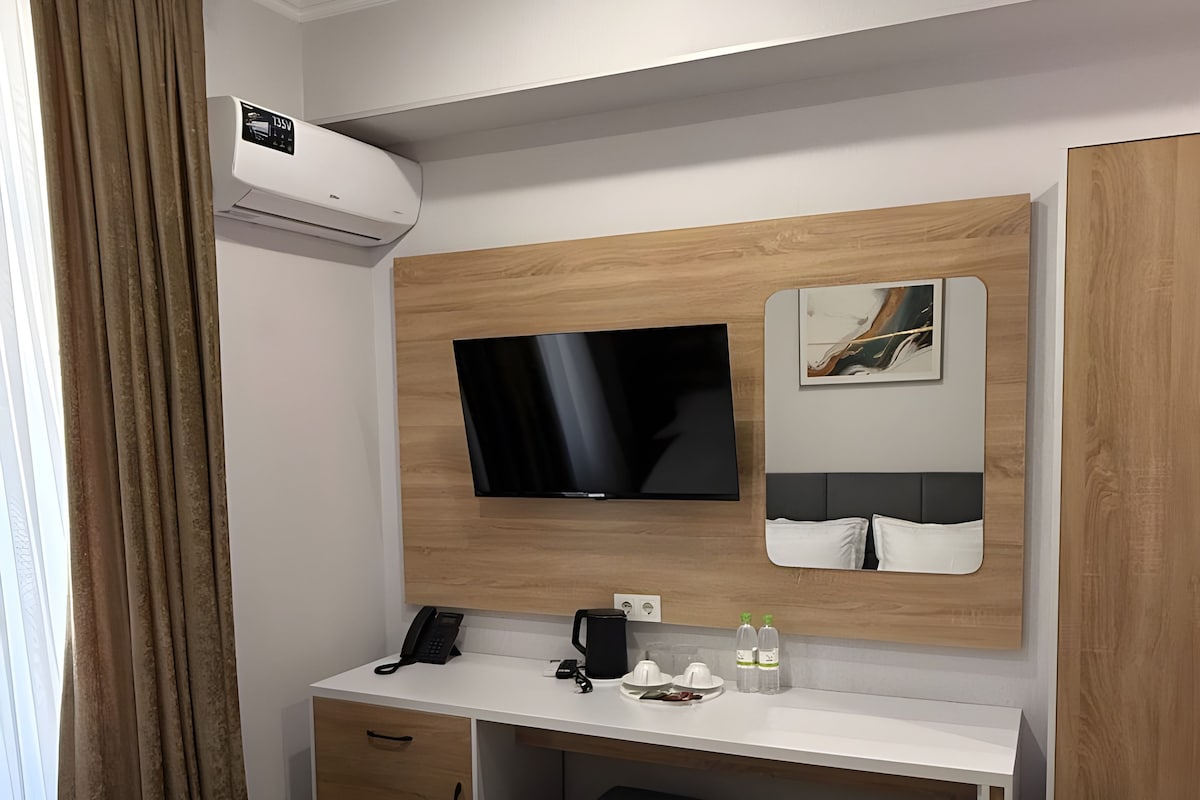 Standard Single Room, Courtyard View | Desk