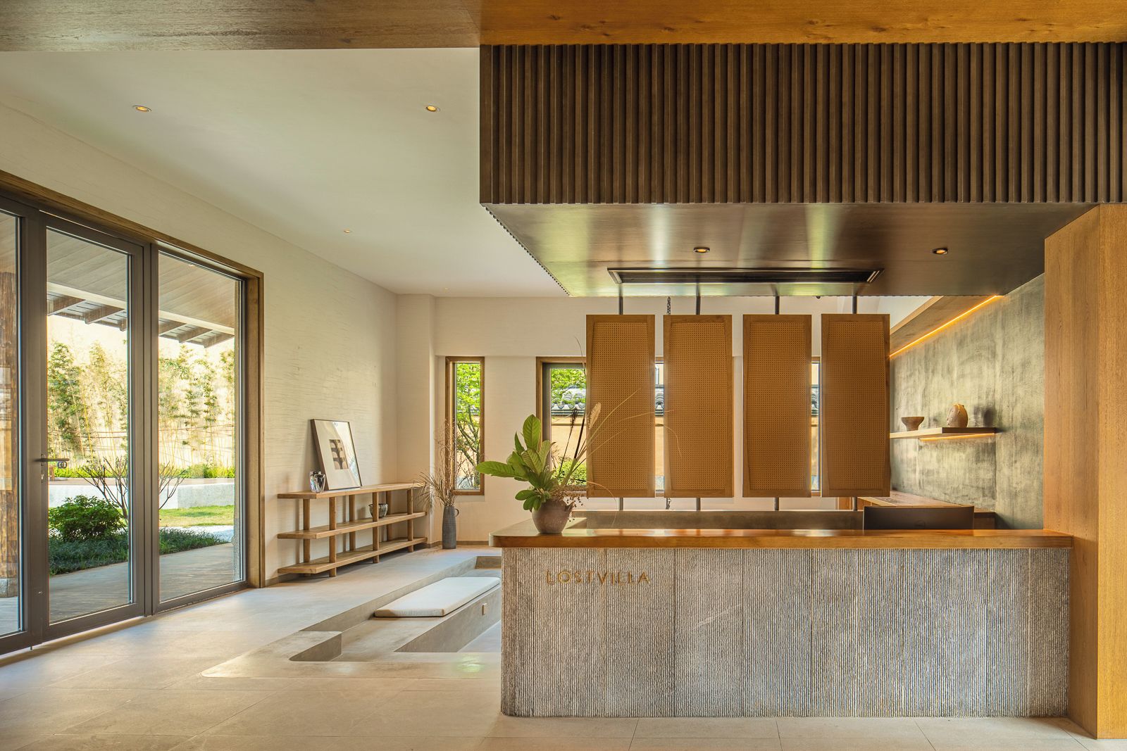 Una cocina moderna con una isla grande, puertas correderas y vistas al exterior.
