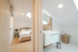 Ein modernes Schlafzimmer mit Bett, Nachttisch und Spiegel.