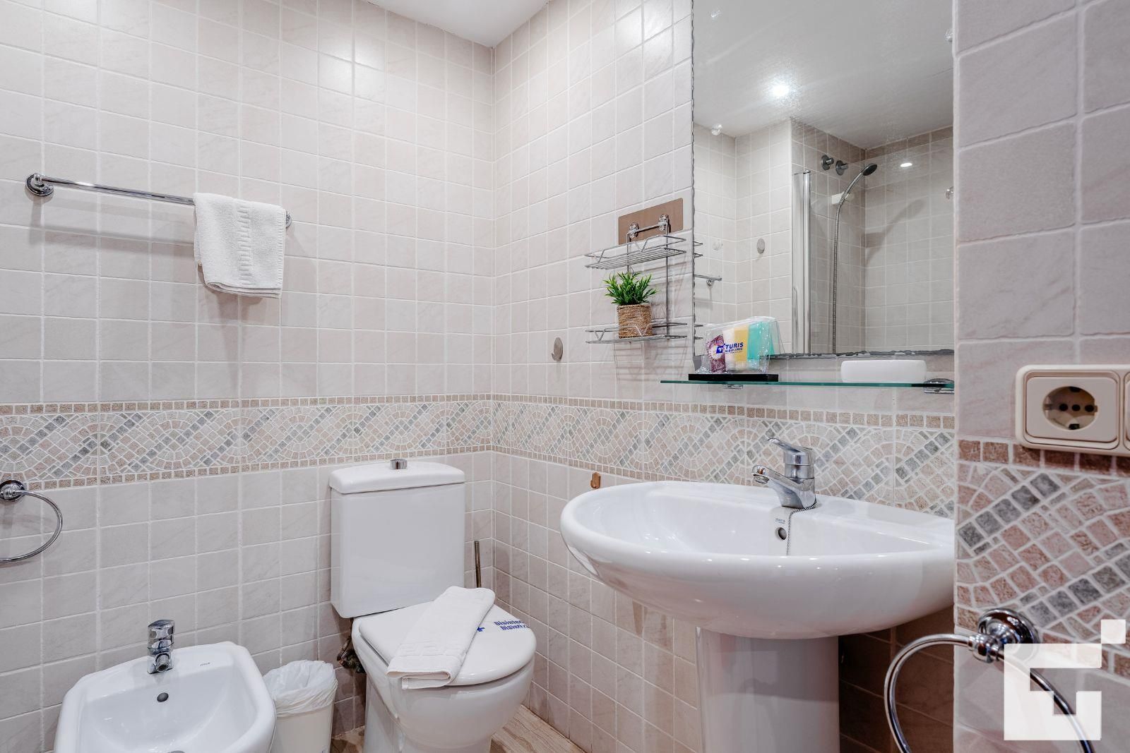 Salle de bain avec baignoire