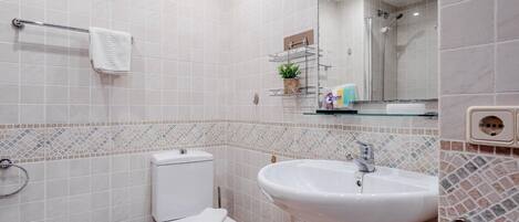 Salle de bain avec baignoire