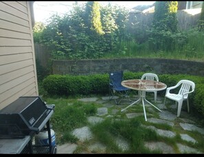 Outdoor dining - Adorable 1-bedroom house in Seattle perfect for your getaway (Seattle)