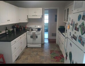 Private kitchen - Adorable 1-bedroom house in Seattle perfect for your getaway (Seattle)