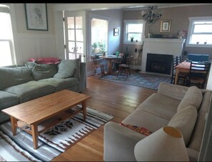 Living area - Adorable 1-bedroom house in Seattle perfect for your getaway (Seattle)