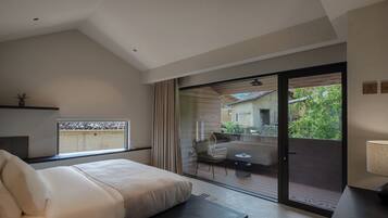 Habitación de hotel moderna con una cama, una mesita, una silla y vistas al exterior a través de un ventanal corredero.