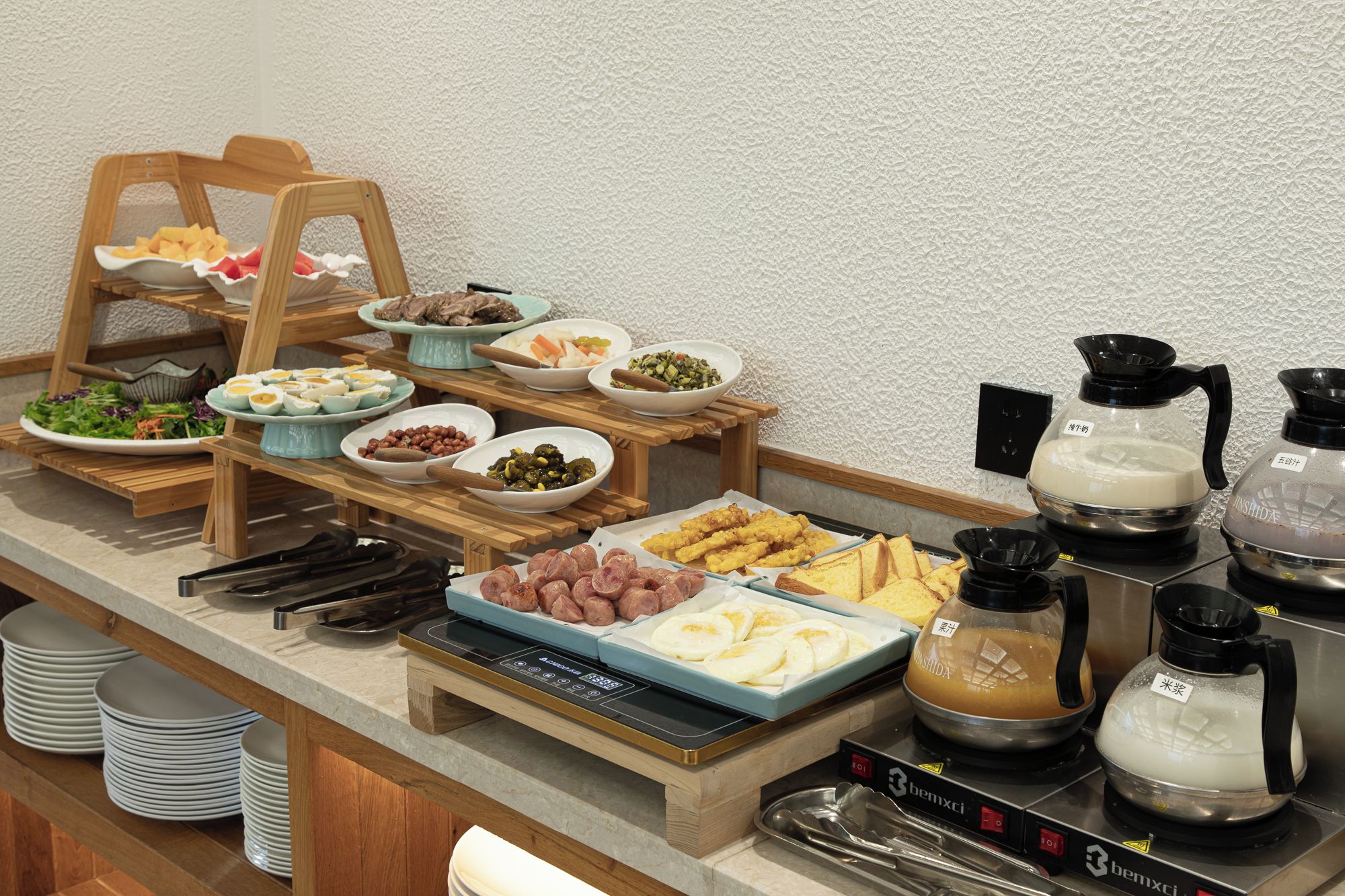 Ein reichhaltiges Buffet mit verschiedenen Speisen und einer Kaffeestation.