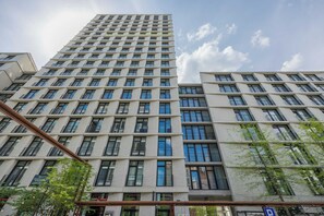 A high-rise building with multiple floors, large windows, and balconies. - Warsaw | Krochmalna 61 | Modern Studio | Air-conditioning (Warszawa)